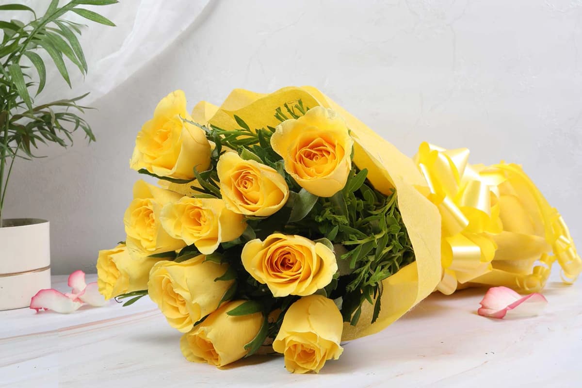 Yellow warming roses Flowers — view 1 of 4